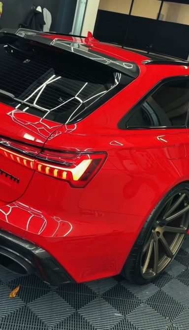 Rotes Sportauto mit auffälligen Rückleuchten und eleganten Felgen.